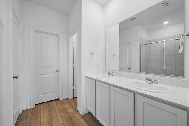 Building Photo - 132 Wyndemere Ln