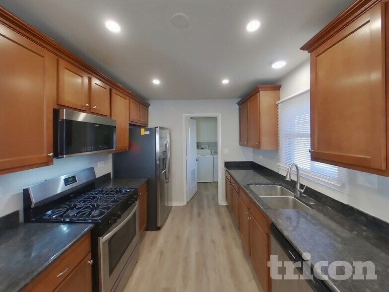 Building Photo - 36493 N Hawthorne Ln