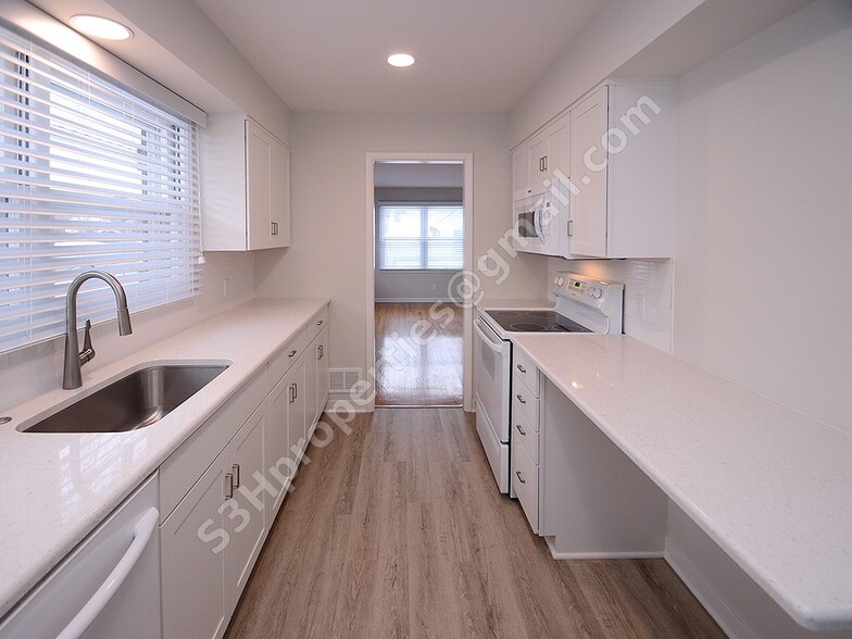 Building Photo - 5630 Erskine St