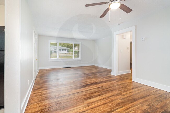 Building Photo - Charming 3BR/1BA Ranch Home with Fenced Backyard & Screened Porch