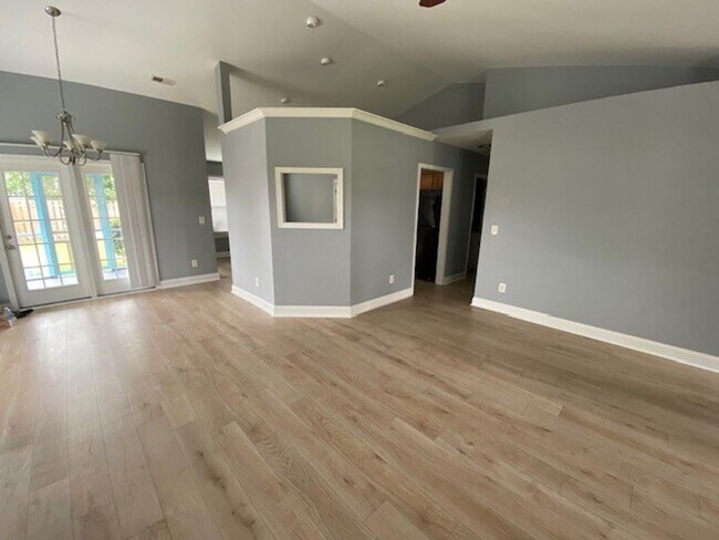 Building Photo - Welcome to this stunning 3-bedroom, 2-bathroom home located in Courntey Pines