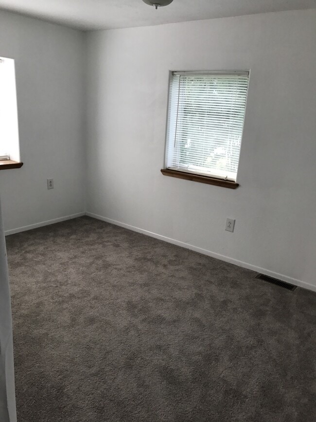 Building Photo - Log Home for Rent in North Pole!