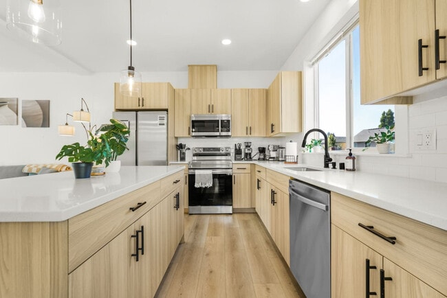 Building Photo - 3309 NE 42nd Pl