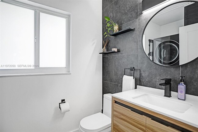 Building Photo - 3320 NE 13th Ave