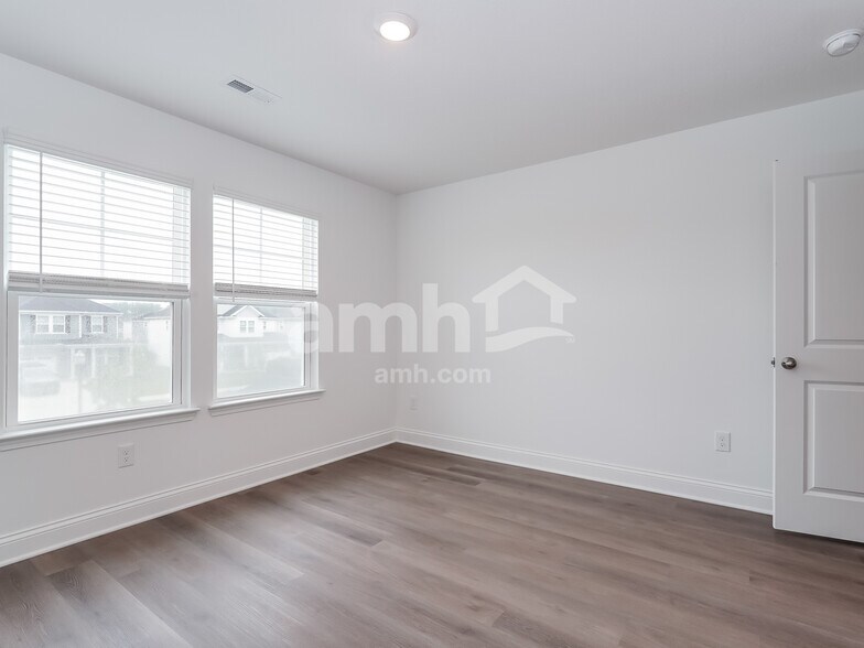 Building Photo - 406 Golden Maple Pl