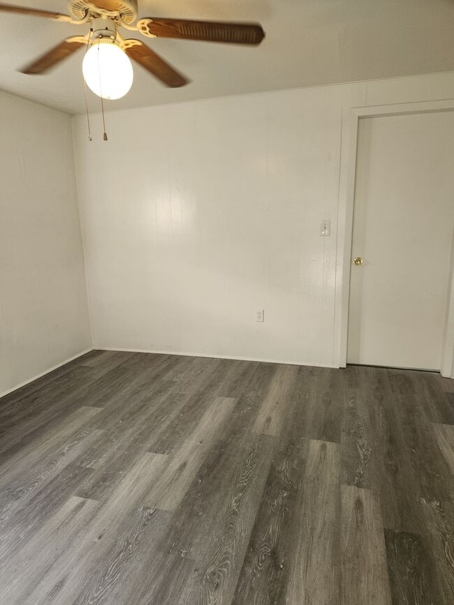 Building Photo - 3-bedroom 1 bath single family dwelling