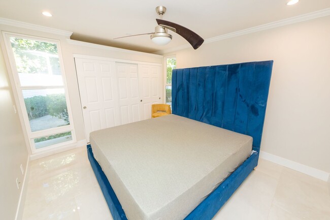 Building Photo - 1 Bedroom + Den / 1 Bath Condo w/ patio an...