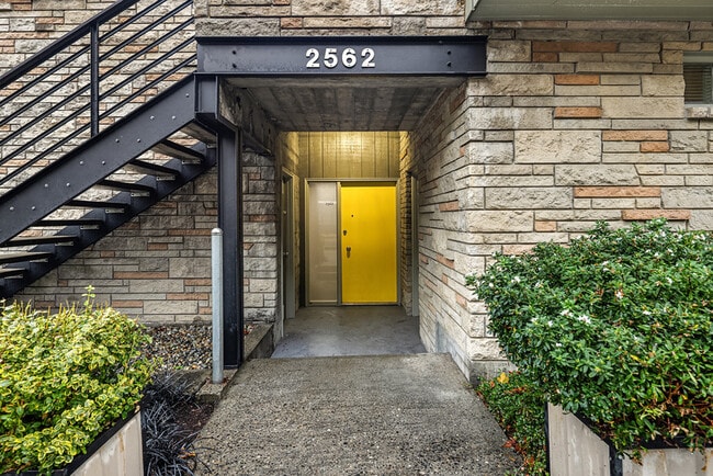 Building Photo - 2562 Dexter Ave N