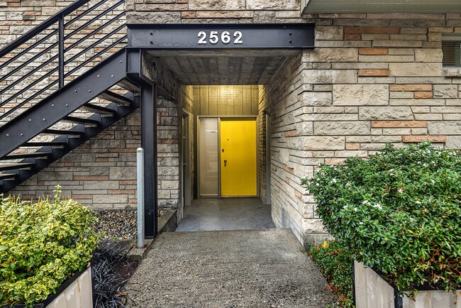 Building Photo - 2564 Dexter Ave N