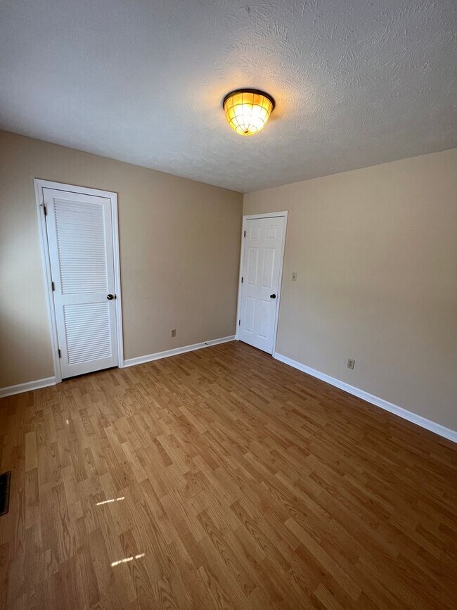 Building Photo - 2 Bedroom/1.5 bathroom townhouse for rent $1,300 month