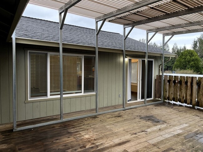 Building Photo - Newley updated 3-bedroom home features fen...