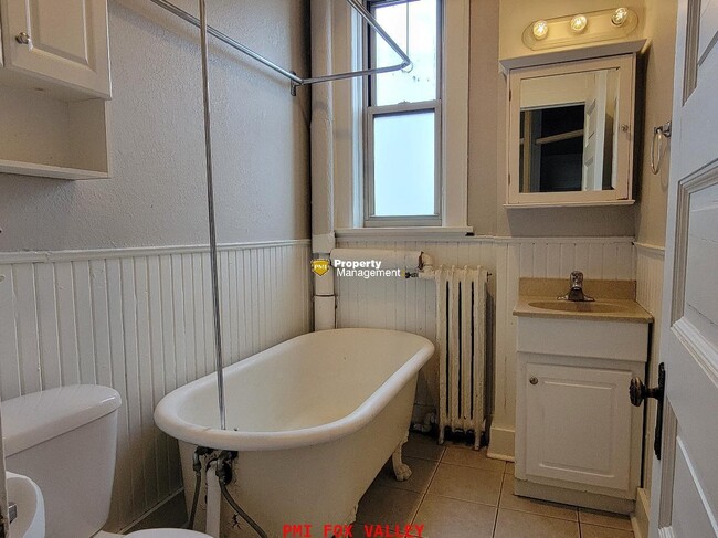 Building Photo - 4 or 5 Bedroom Upper Luxury Apartment with Custom Fireplace in Historic Building