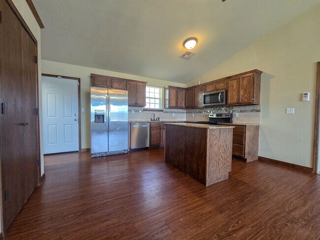 Building Photo - 3 bed 2 bath home in Tecumseh!
