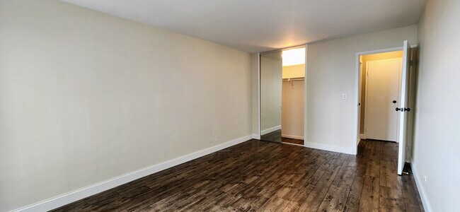 Building Photo - 6157 N Sheridan Rd