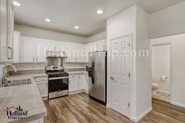 Building Photo - Updated Monthly Rent: $3,000 - Beautiful updated 4 Bedroom home in Beaverton