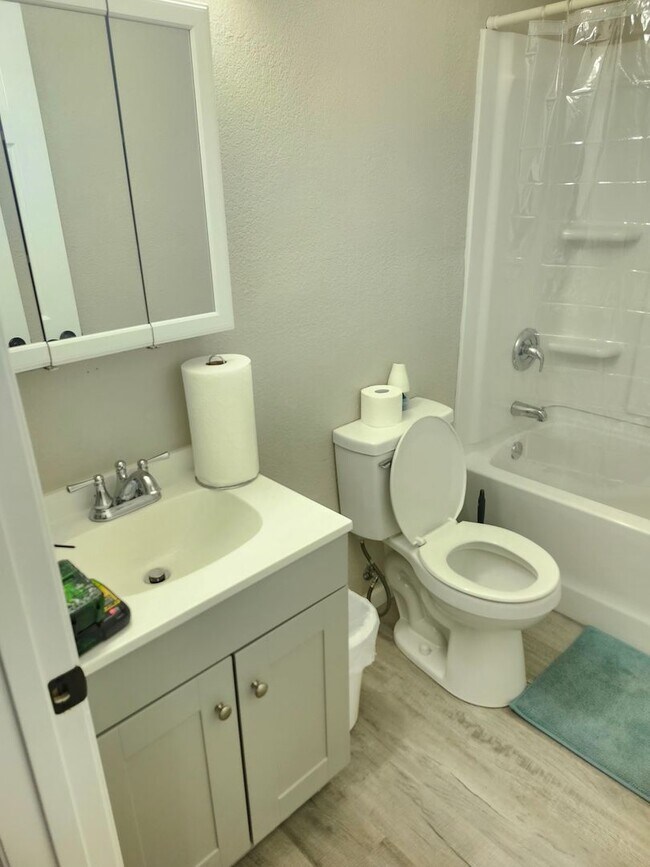 Building Photo - Remodeled FAMCEE Home