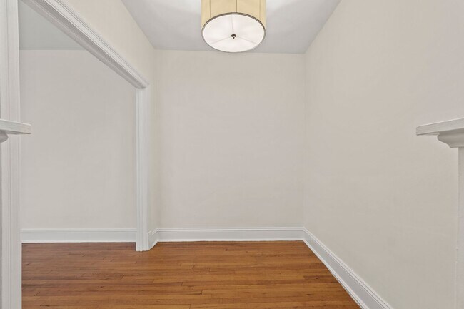 Building Photo - Adams Morgan Condo | Studio | 1 Bath | 300 Sf