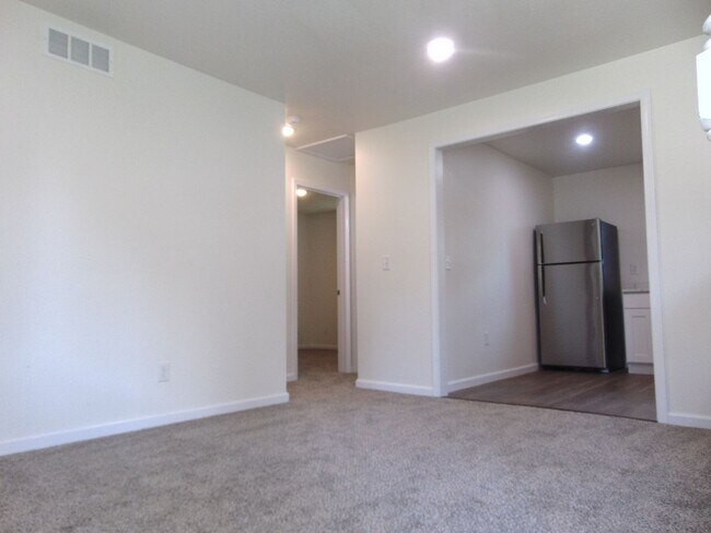 Building Photo - Newly Remodeled 4 Bed 2 Bath Duplex!