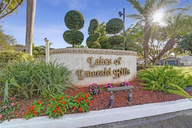 Building Photo - 2990 Oaktree Ln