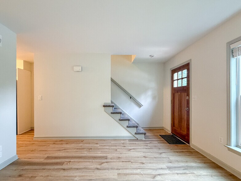 Building Photo - 425 Deerfield Dr
