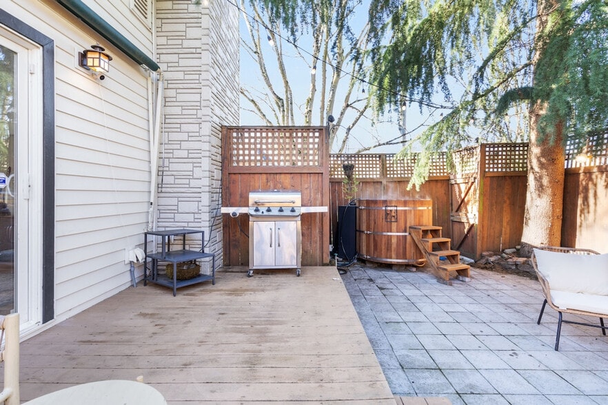 Building Photo - 705 24th Ave