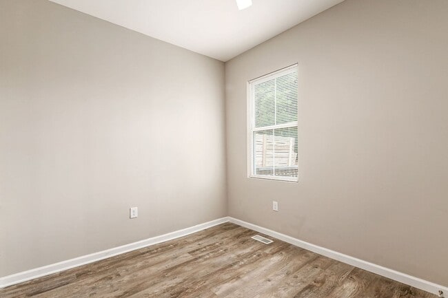 Building Photo - Stunning Renovation on the Near East Side!