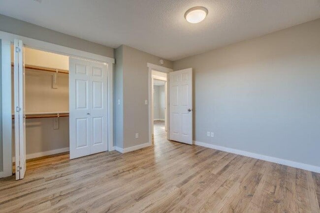 Building Photo - Updated 3 Bedroom, 1.5 Bathroom Duplex in ...