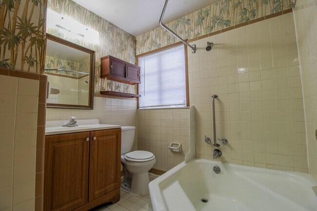 Building Photo - 1327 Vanderbilt St