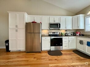 Building Photo - Rent Special: $250 Off First Month at 3BR/...