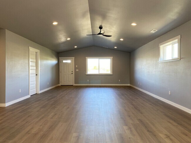 Building Photo - 314 Lolly Ln