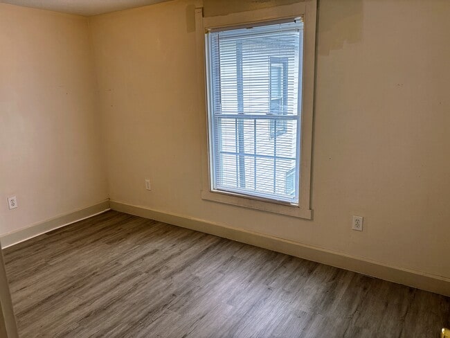Building Photo - 2305 N Kenwood Ave