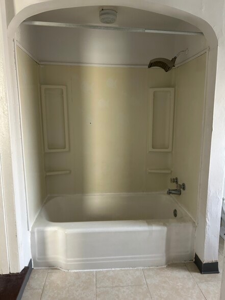 Building Photo - 604 E 5th St