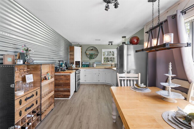 Building Photo - 10496 Summit Dr