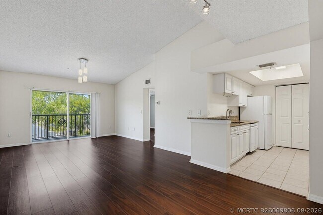 Building Photo - 400 Crestwood Ct N