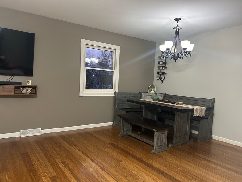 Building Photo - 479 Meadow Ln