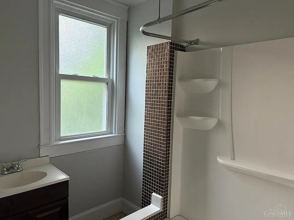 2nd floor bathroom - 2025 Burnet Ave