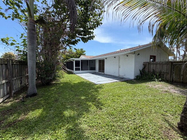Building Photo - Indialantic 2 Bedroom Home with 2 car garage!