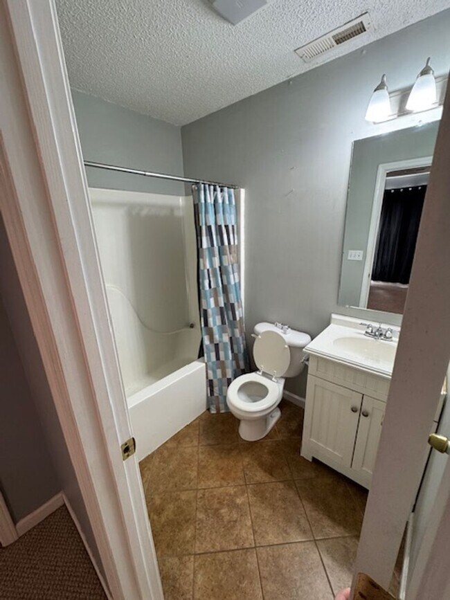 Building Photo - 2 Bed, 3 Bath Condo with Garage and  Flex ...