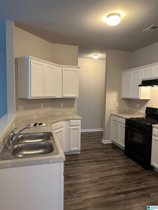 Building Photo - 401 Woodland Trl
