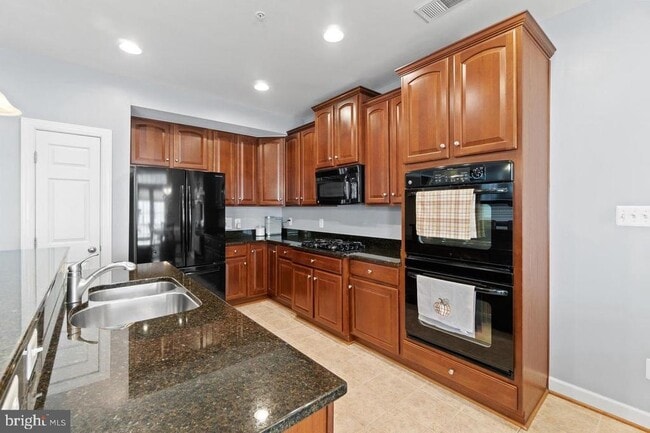 Building Photo - 2456 Eastbourne Dr