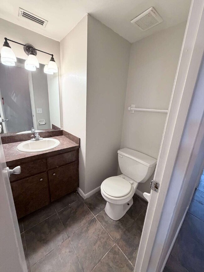 Building Photo - "Charming 3-Bedroom Home with 2 Full Baths in Prime Lakeland Location!"
