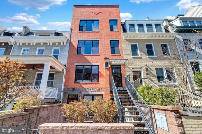 Building Photo - 2444 Ontario Rd NW