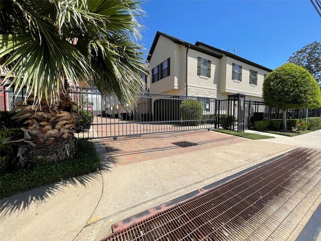 Building Photo - 2927 Clinton Dr