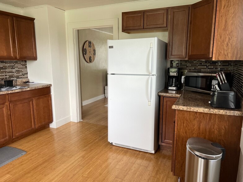 Building Photo - 401 Hemlock St