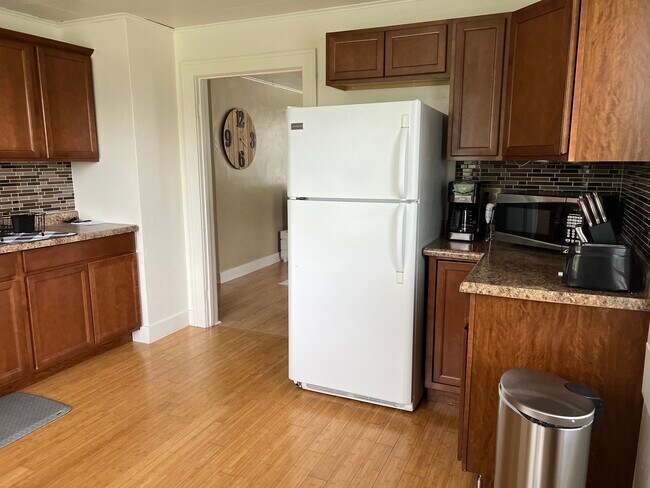 Building Photo - 401 Hemlock St