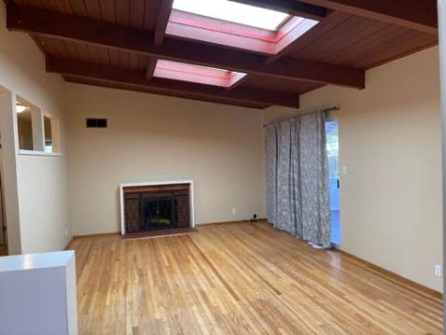 Building Photo - Lovely 3 Bedroom with spacious yard. Great location!