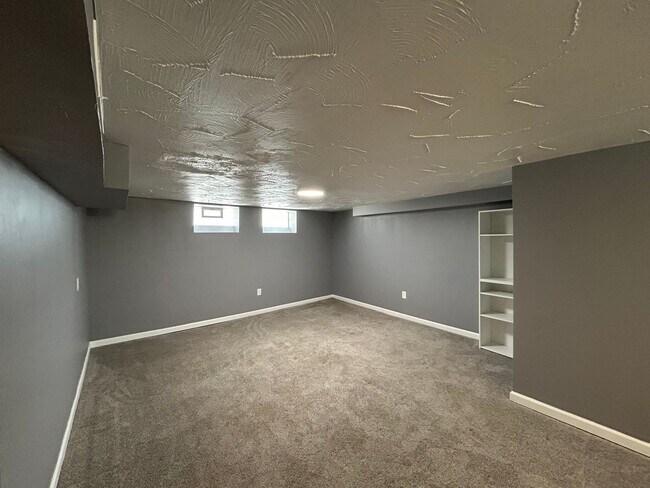 Building Photo - Spacious 3-Bedroom, 2-Bath House in South Euclid