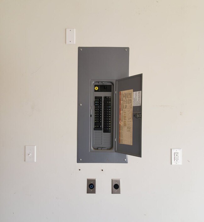 Building Photo - 3-bedroom 2 Bath