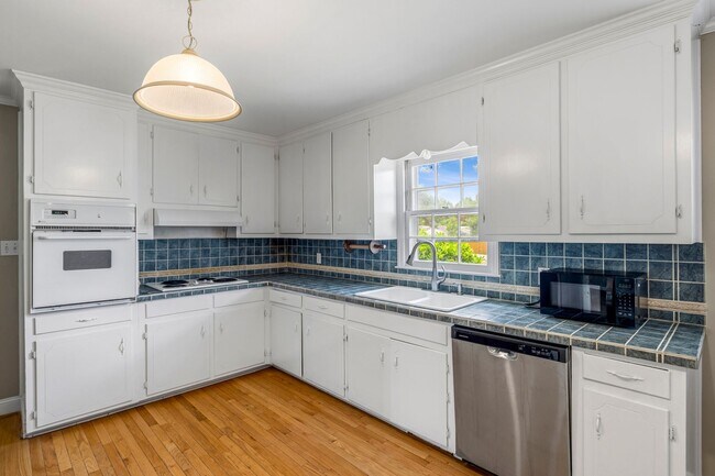 Building Photo - Large Renovated Ranch Home, Two Kitchens & Two Living Areas, Hardwood Flooring, Deck, Fenced!