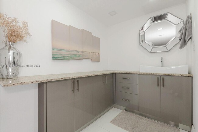Building Photo - 6039 Collins Ave